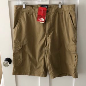 NWT NorthFace Men’s Tan Cargo Shorts